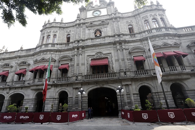 Puebla, Pue.- La entrega de bases es como marca la ley, la relación el secretario del Sindicato de Trabajadores del Ayuntamiento del Municipio de Puebla (SUETHAPIP), Gonzalo Juárez Méndez ha sido de respeto y de acuerdo mutuo así lo destacó la alcaldesa de Puebla, Claudia Rivera Vivanco. Lo anterior al rechazar un supuesto acuerdo para la entrega de bases al cierre de su administración y con ello favorecer a trabajadores cercanos a su círculo, Sin embargo, mencionó que si se diera el caso se suplirían los espacios de empleados recientemente jubilados o que fallecieron. "Como lo ha dicho el tesorero Leobardo Rodríguez Juárez, es que no se dejen confundir con algunos rumores y las suposiciones no ayuda y causan daño a las personas, porque empiezan a intentar cosas y hasta daño emocional provoca", dijo. Cabe mencionar que el líder del sindicato acusó a la administración de Claudia Rivera pretende obtener la mayor parte de las más de 100 bases que se otorgarán a trabajadores del Ayuntamiento que tienen más de tres años laborando, por lo que señaló no era una situación justificable. “Hay muchos vivales que pueden abusar de la buena fe de los trabajadores, si se da, tendrá que ser a través del cabildo con total transparencia”, declaró ante la postura del líder del sindicato Benito Juárez de que servidores públicos han hecho promesas para el reparto de bases”, respondió el tesorero, Leobardo Rodríguez Juárez