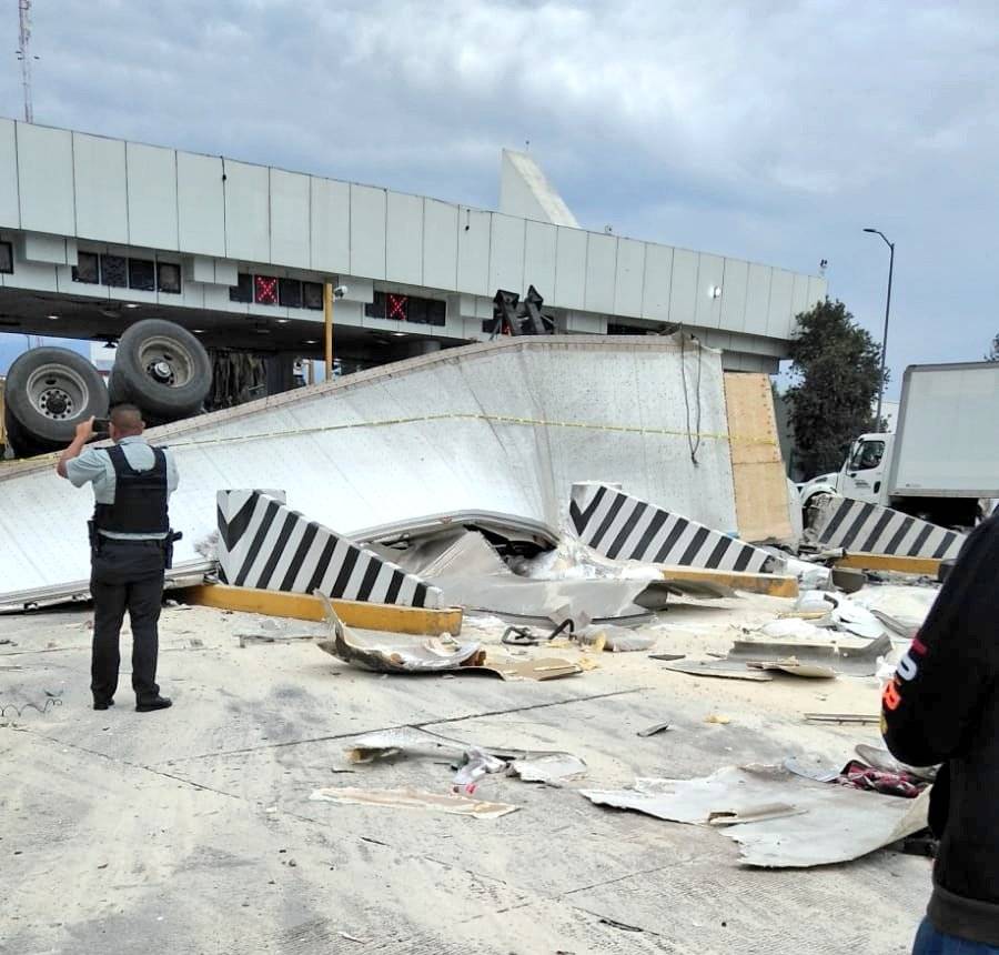 Se incendia en la caseta México-Puebla tras choque de trailer; hay al menos dos muertos