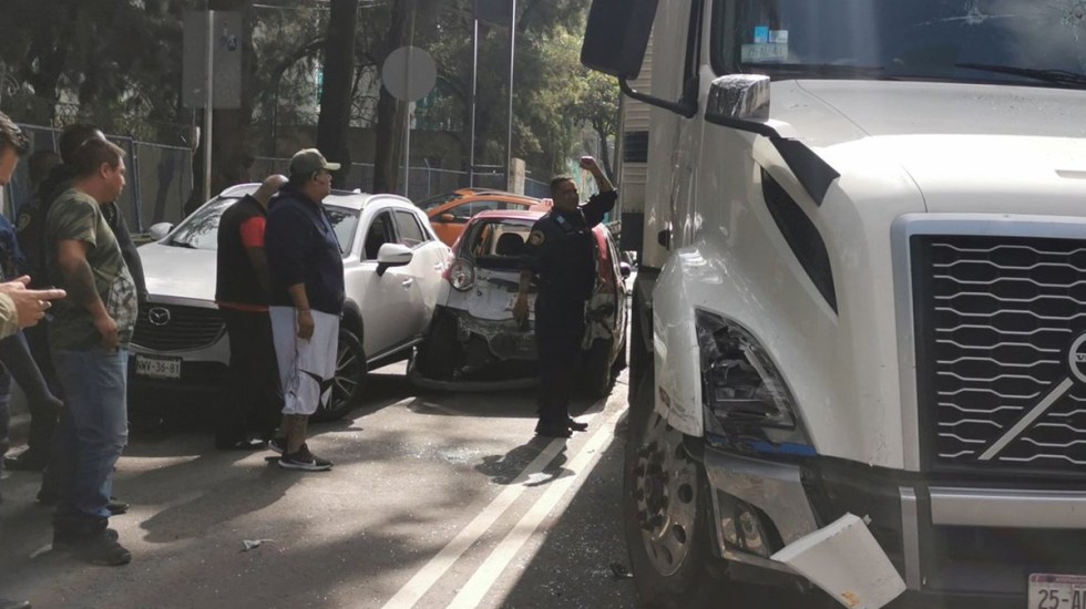 Tráiler intenta huir de accidente con taxi en la México - Puebla; embiste varios autos en su intento
