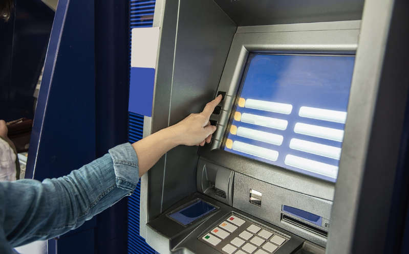 Adulto mayor transfiere todo su dinero por error a un desconocido