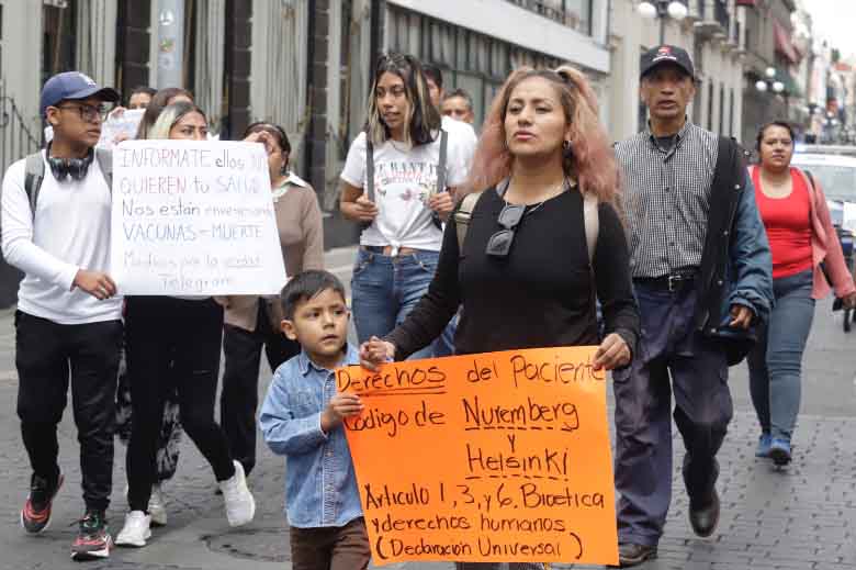 Grupo antivacunas se manifiesta contra el uso del cubrebocas  