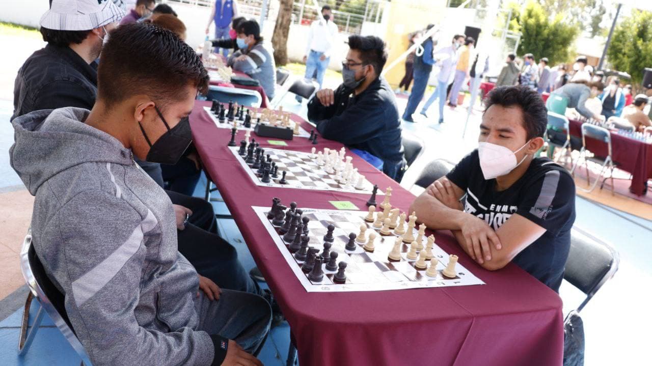 Cien poblanos se juntaron a jugar ajedrez en el Deportivo Parque Biblioteca 