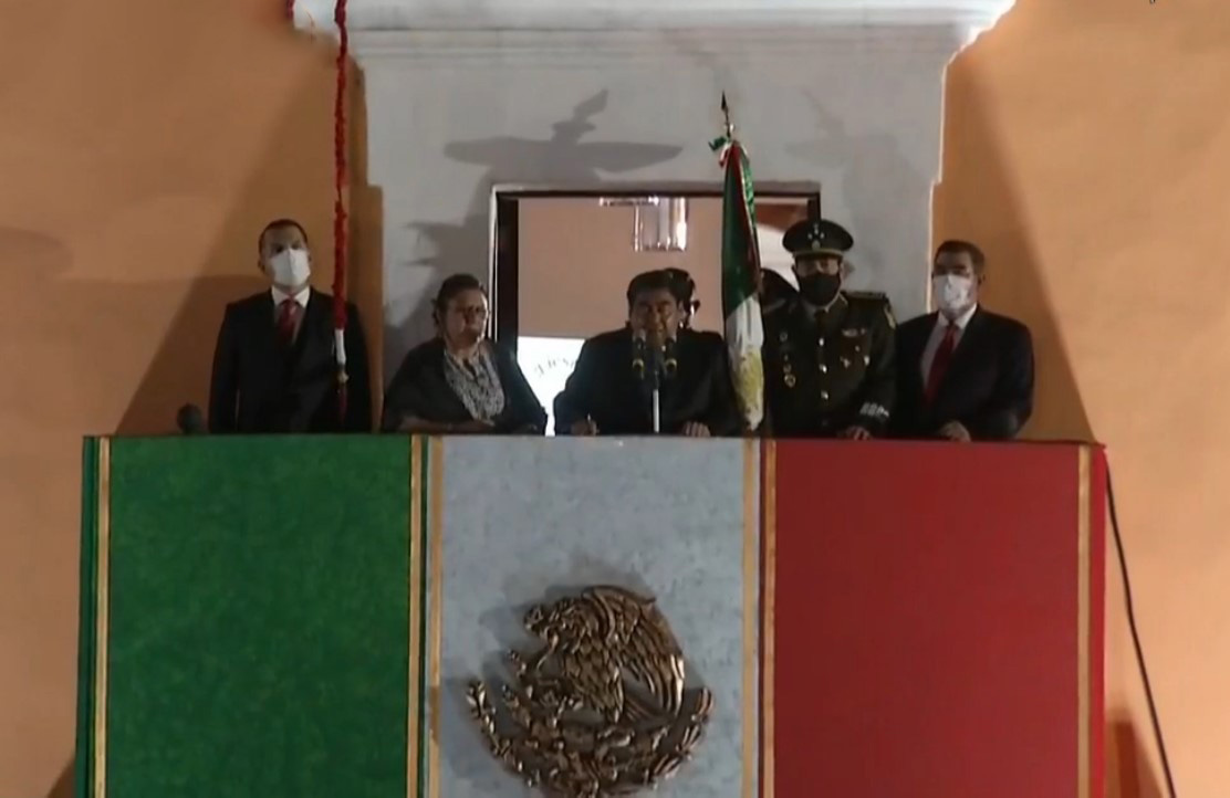 ¡Viva la unidad, la democracia, la justicia! ¡Viva Puebla! enfatiza Barbosa durante Grito de Independencia