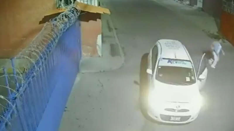 ¡Inédito vídeo! Mujer logra escapar un secuestro mientras viajaba en taxi