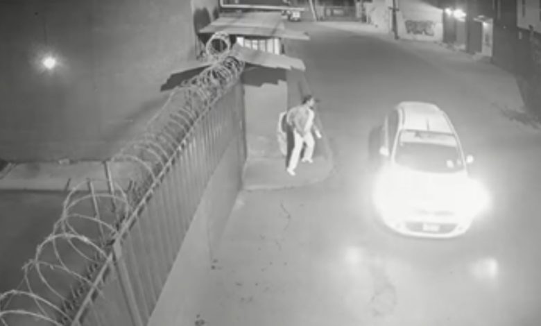 Cámara capta como enfermera logra escapar de un taxista que intentó secuestrarla (Video)