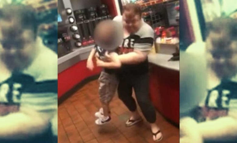 "El menor pedía ayuda a gritos" Captan a madre arrojando a su hijo con autismo sobre el suelo