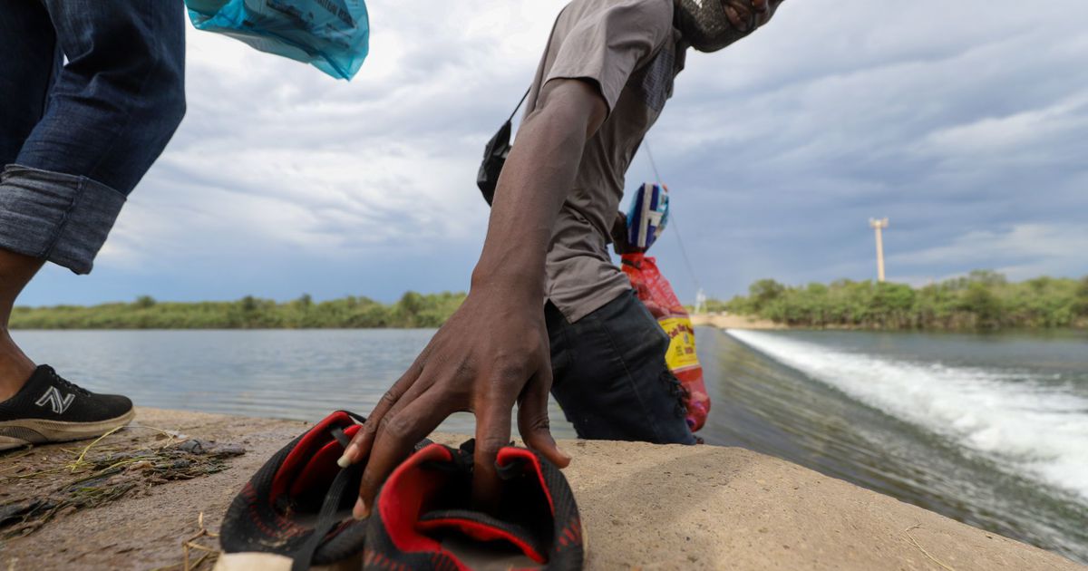 EU deporta a decenas de migrantes; salen tres aviones desde texas