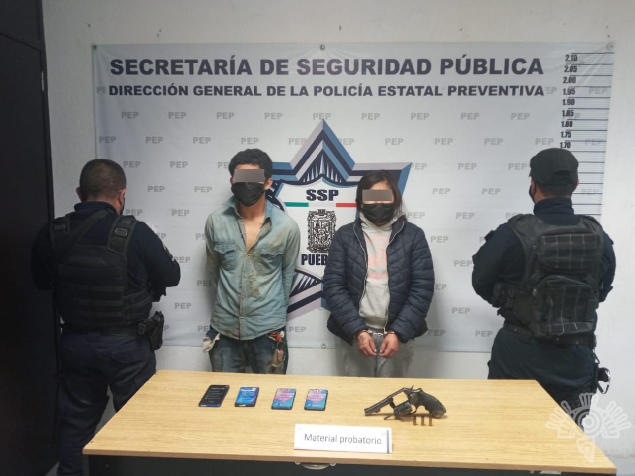 Detienen en Amozoc a pareja que presuntamente participó en el asalto a la tienda Coppel 