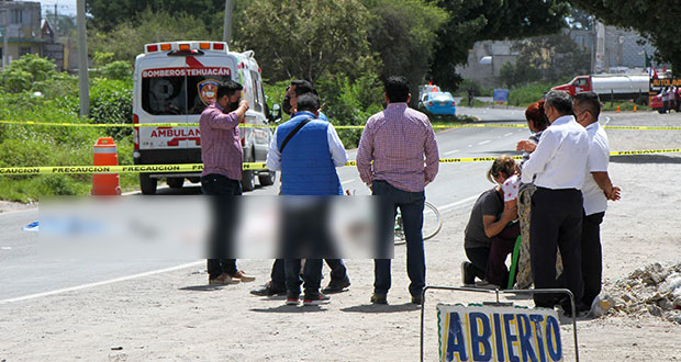 Mujer abordo de su bicicleta muere atropellada por camión de carga en Puebla 