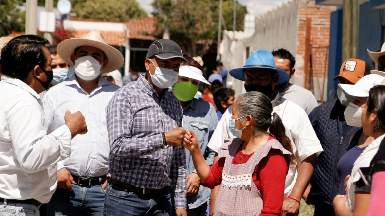 Edmundo Tlatehui continúa efectuando sus caminatas de agradecimiento por los barrios de San Andrés Cholula 