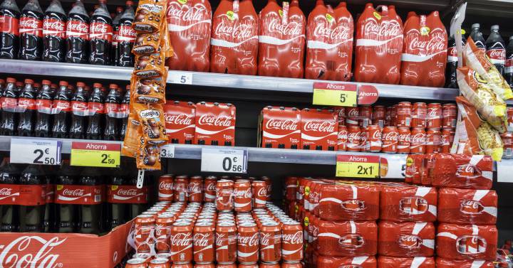 Hombre muere tras beber 1.5 litros de Coca-Cola en solo 10 minutos