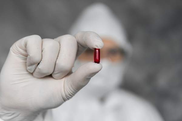 Pfizer inicia pruebas de su pastilla contra COVID-19