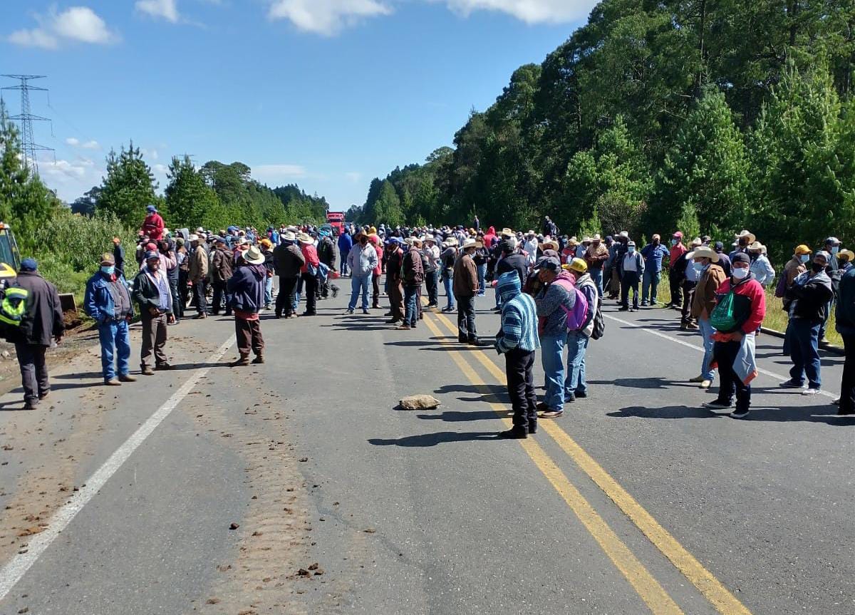 Cierran carretera Tlaxco-Chignahuapan, campesinos piden indemnización por daños