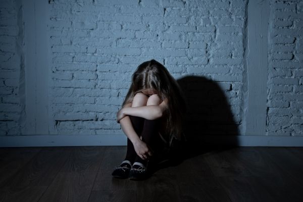 Mujer abandona a su hija de 8 años y finge secuestro para no pagar deuda en Puebla