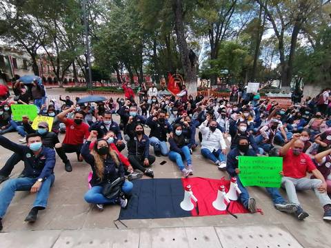 En Tlaxcala trabajadores de Amatech se manifiestan al frente del Palacio de Gobierno