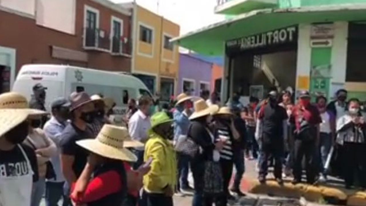 Comerciantes de Cholula impidieron que se efectuara la fiesta de aniversario del Mercado Cosme Razo