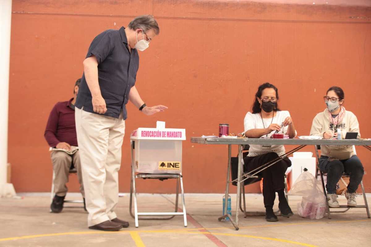 Marcelo Ebrad salió a votar "a favor de que siga adelante la transformación"