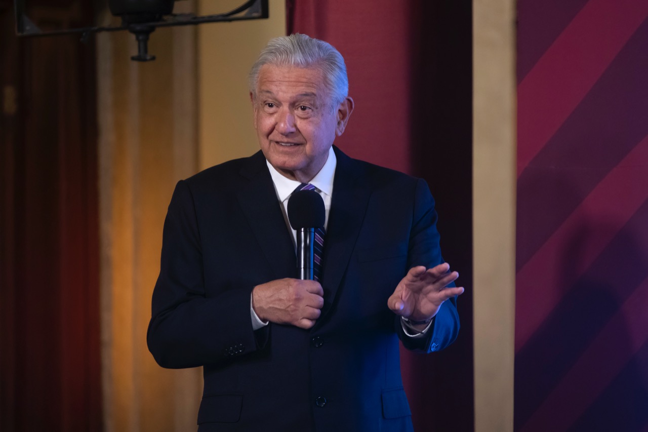 AMLO ya firmó la iniciativa del litio, por si no pasa la Reforma Eléctrica