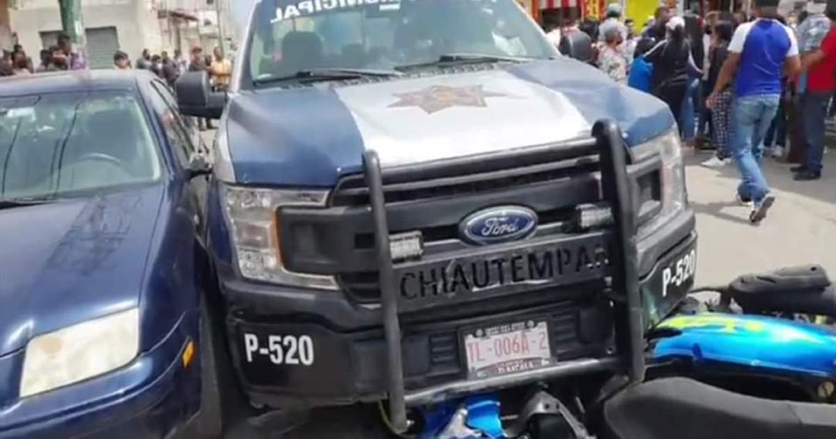 En Chiautempan retienen a patrullero que atropelló a motoclista