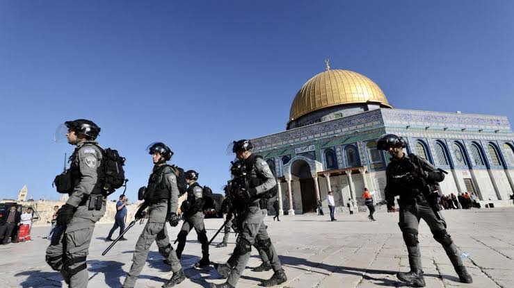 Persecución entre policía israelí y palestinos en mezquita de Jerusalén deja 152 heridos
