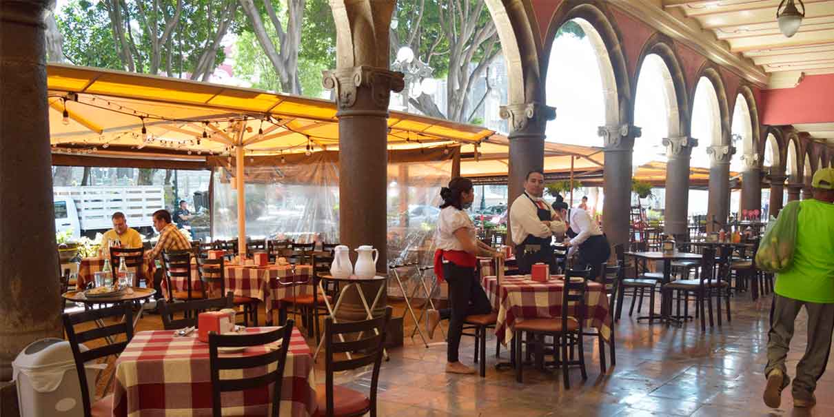 Multan a restaurantes de los portales por cobrar "consumo mínimo"