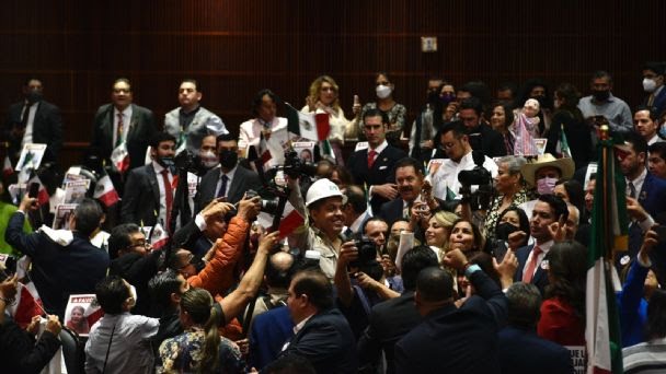 Comienza en cámara de diputados discusión de Reforma Eléctrica entre gritos y pancartas