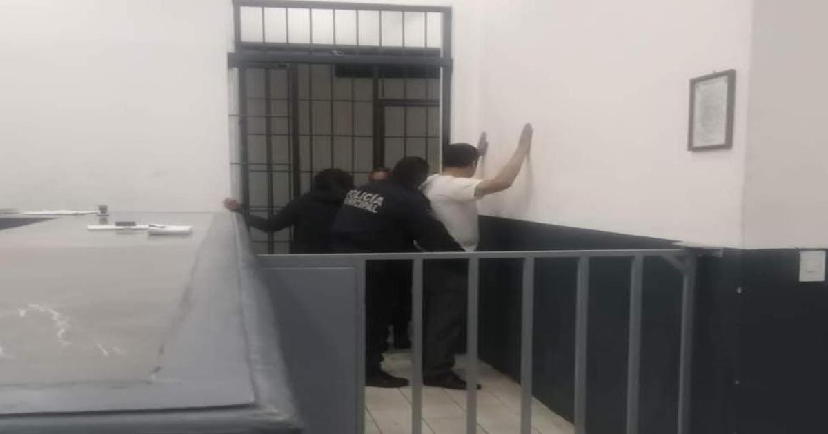 Denuncian abuso de autoridad por policías municipales de Chiautempan