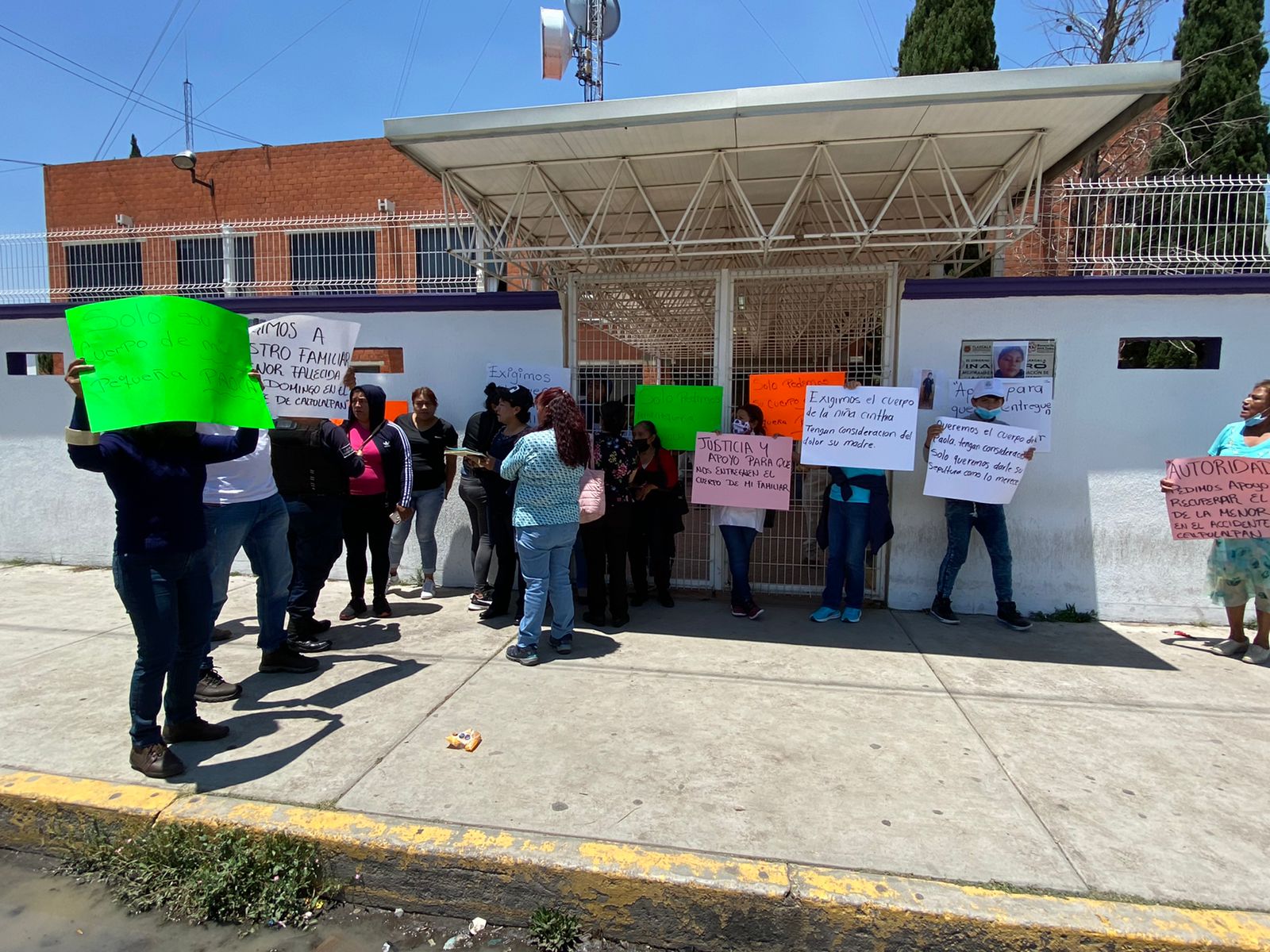 Familiares de menor de edad fallecida en accidente, exigen entrega del cuerpo