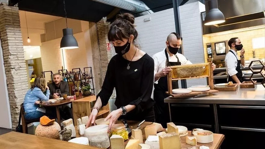 Ahora también en interiores ya no es obligatorio el uso del cubrebocas en España