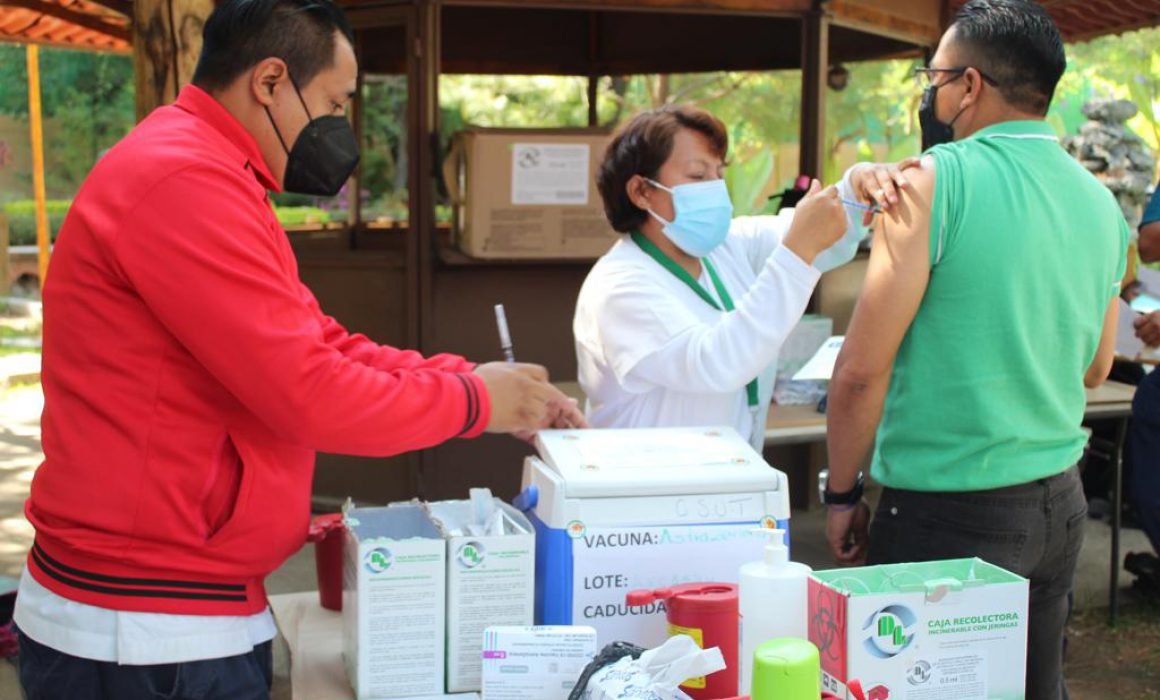 Aplica SESA dosis de refuerzo Covid 19 a personal de salud