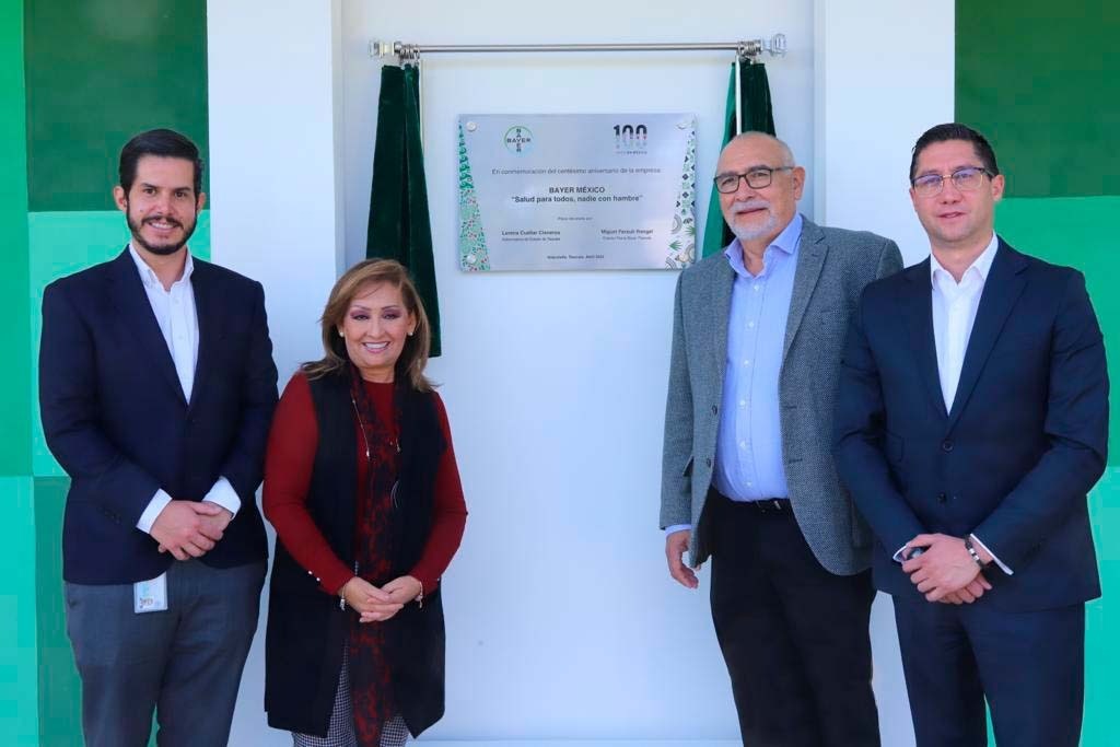 Develó gobernadora Lorena Cuéllar placa conmemorativa por los 100 años de BAYER en México