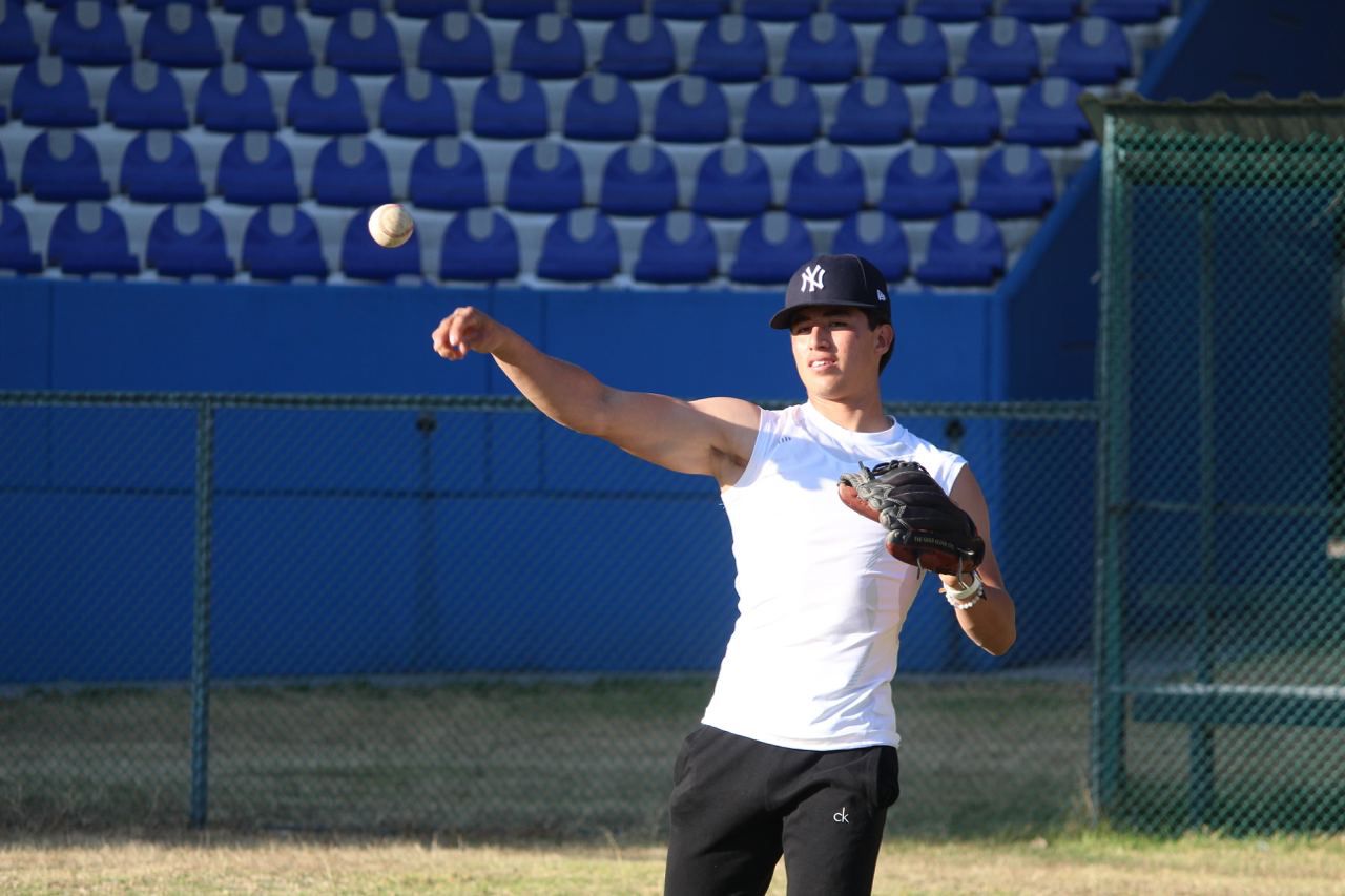 Jugadores de Yankees conviven con peloteritos poblanos 