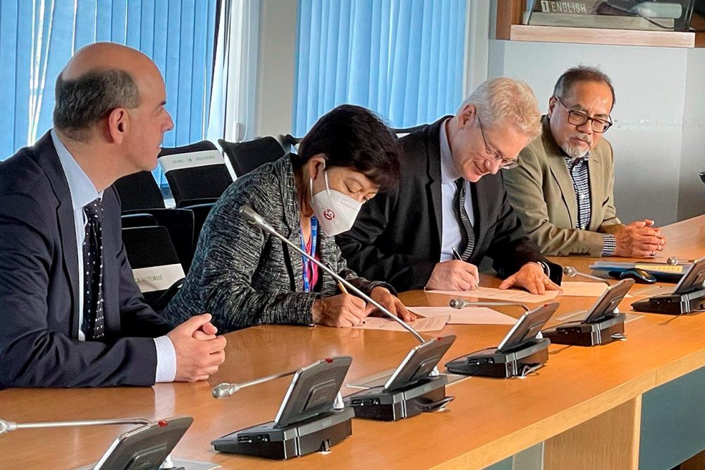 BUAP firma convenio para colaborar en construcción del nuevo acelerador de partículas del CERN