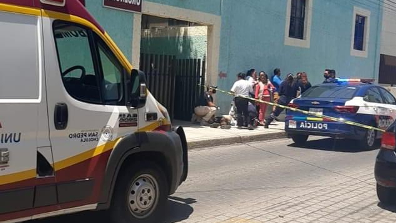 En San Pedro Cholula una persona de la tercera edad falleció afuera de una clínica del IMSS
