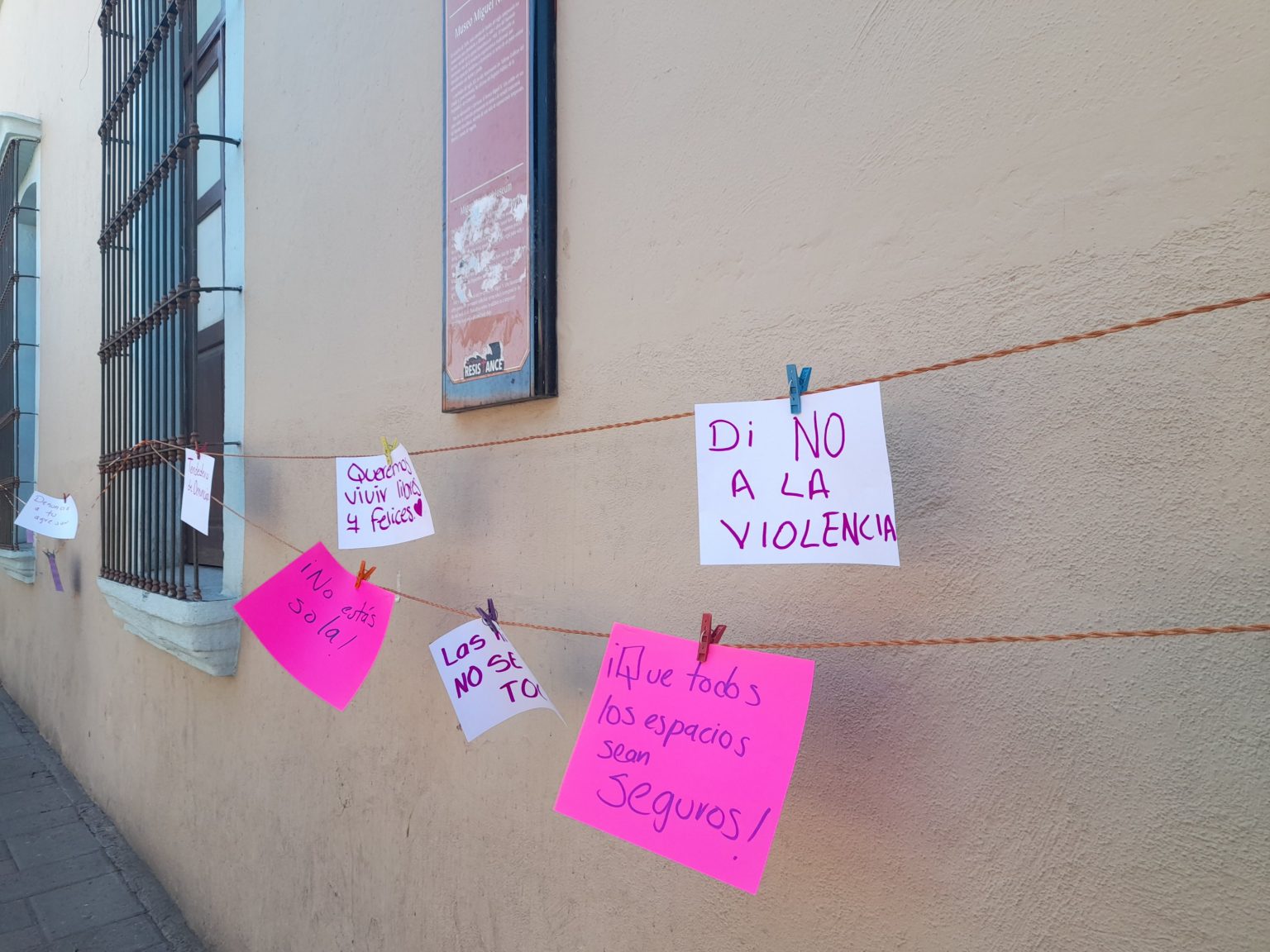 Museo Miguel N. Lira coloca un “tendedero” para denunciar acoso en las mujeres de Tlaxcala
