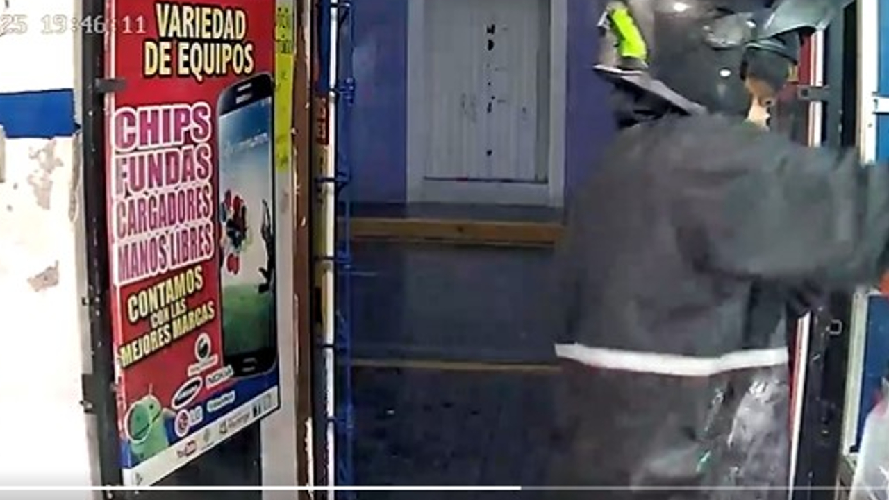Una mujer roba una Tienda de Celulares en San Pedro Cholula