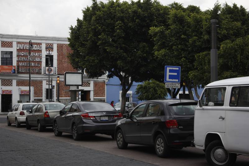 Inician con pinta para delimitar cajones de estacionamiento del Centro Histórico