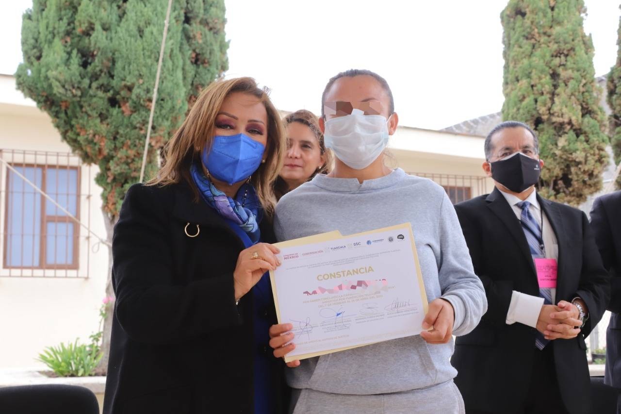 Gobernadora entrega constancias del curso de capacitación sobre “Crianza Positiva” a internas del Anexo Femenil del Cereso de Apizaco