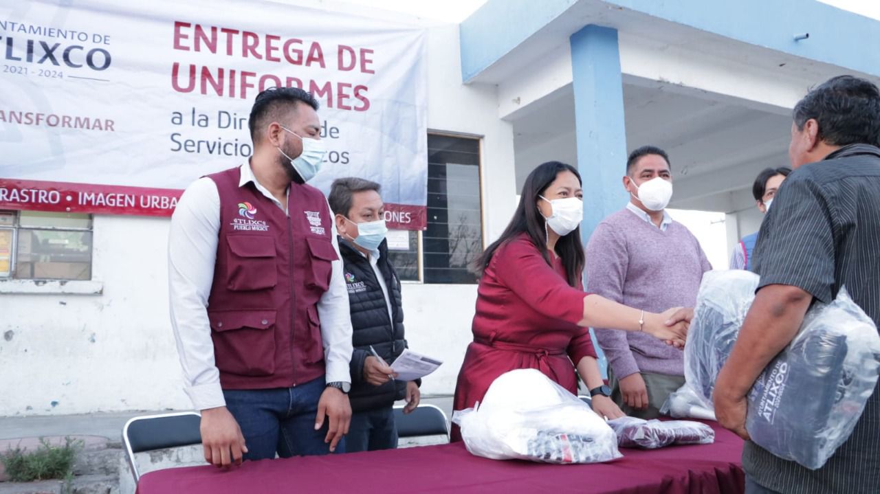 Entrega Ariadna Ayala uniformes y kit de trabajo a personal del rastro municipal de Atlixco