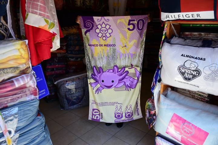 Locales de venta de telas en Chiautempan explican que la cobija del “Ajolotito” es la más popular actualmente