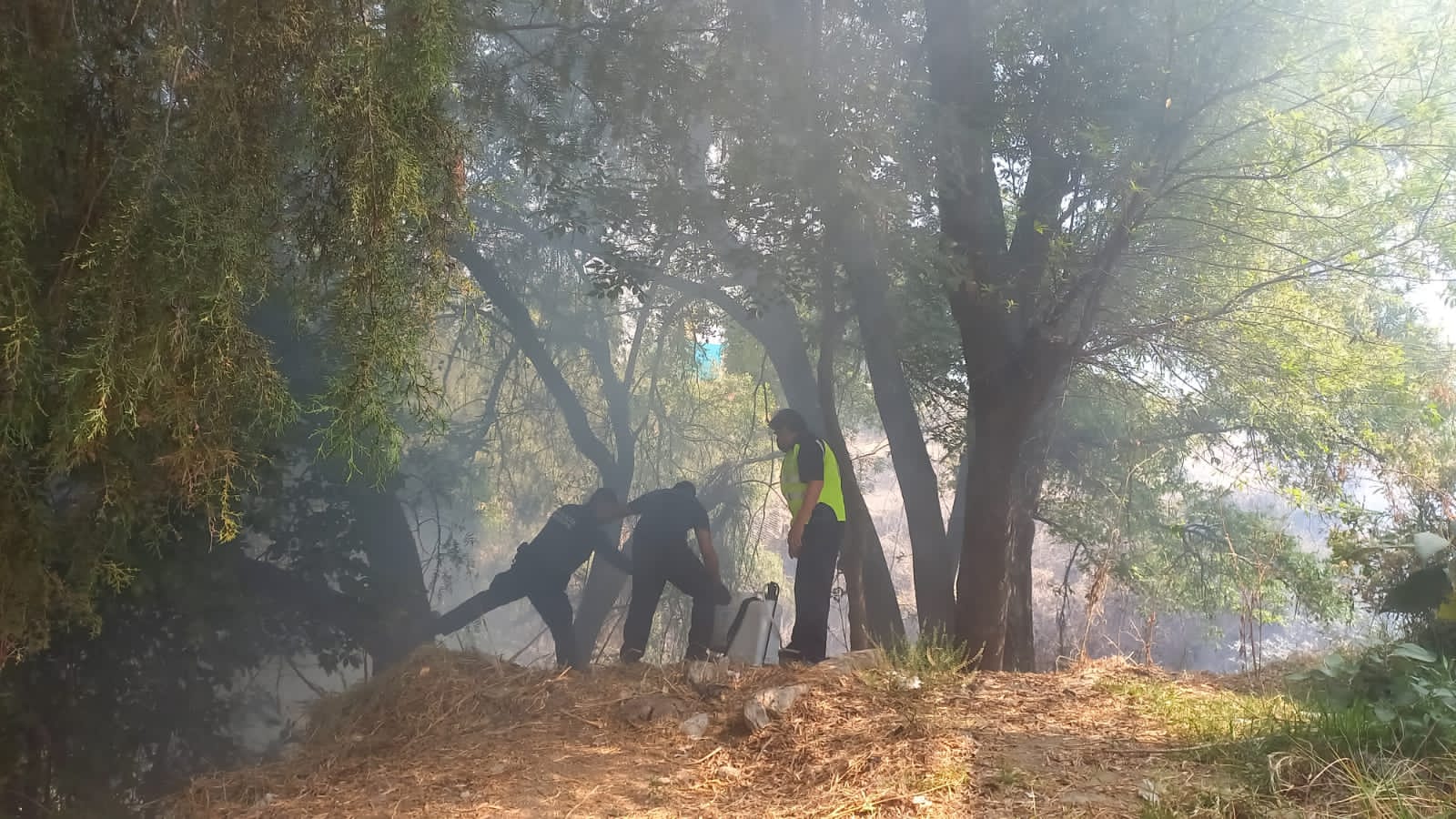 Sofocan incendio de pastizal en Tlaxcala capital