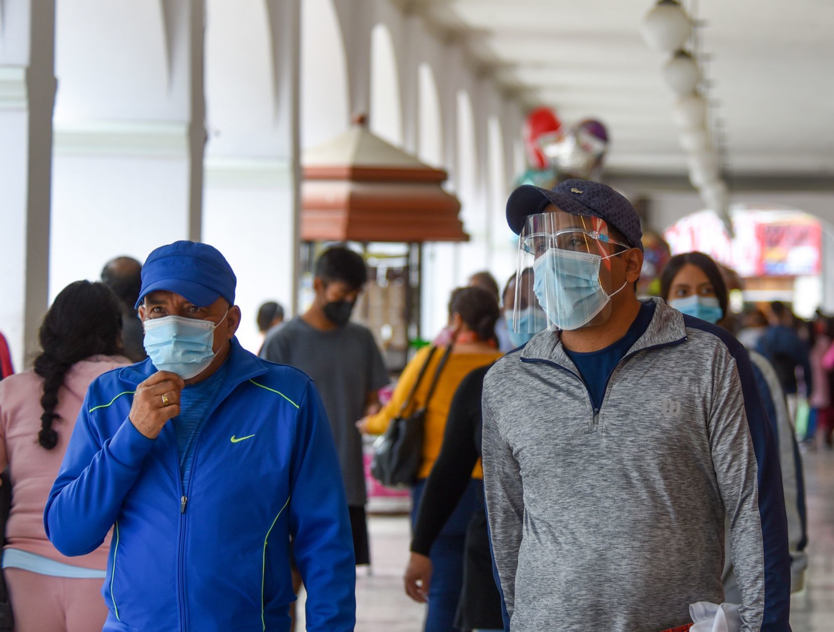 Levantar el uso de cubrebocas en exteriores no implica retirar otras medidas: especialistas
