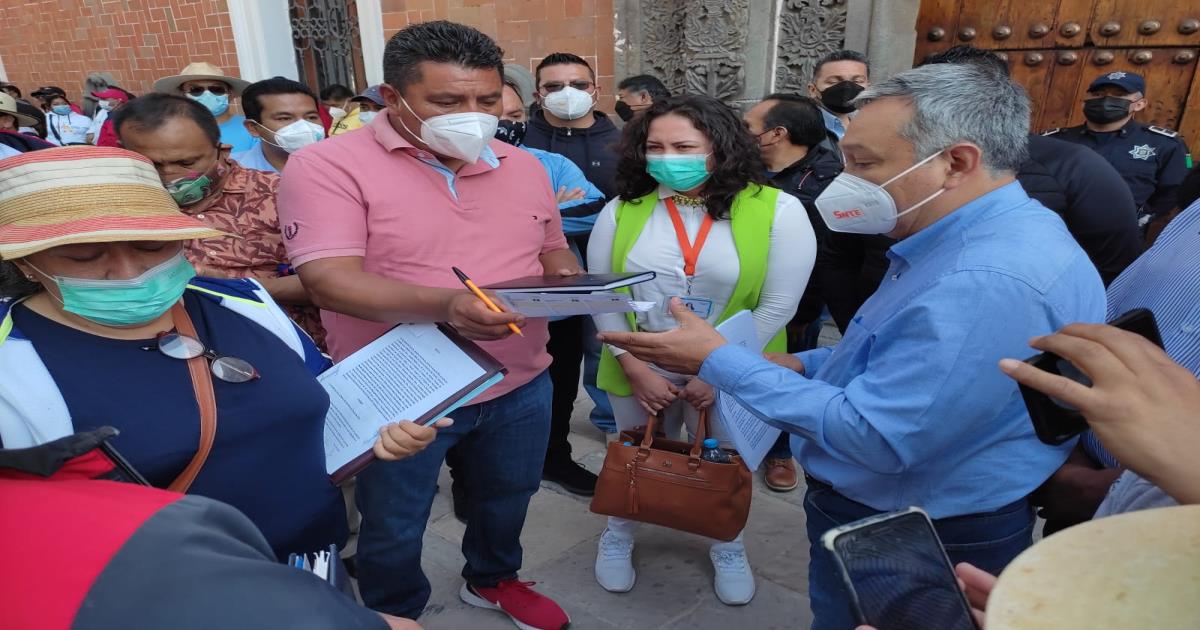 Docentes de educación física de Tlaxcala se manifiestan frente al Palacio de Gobierno 