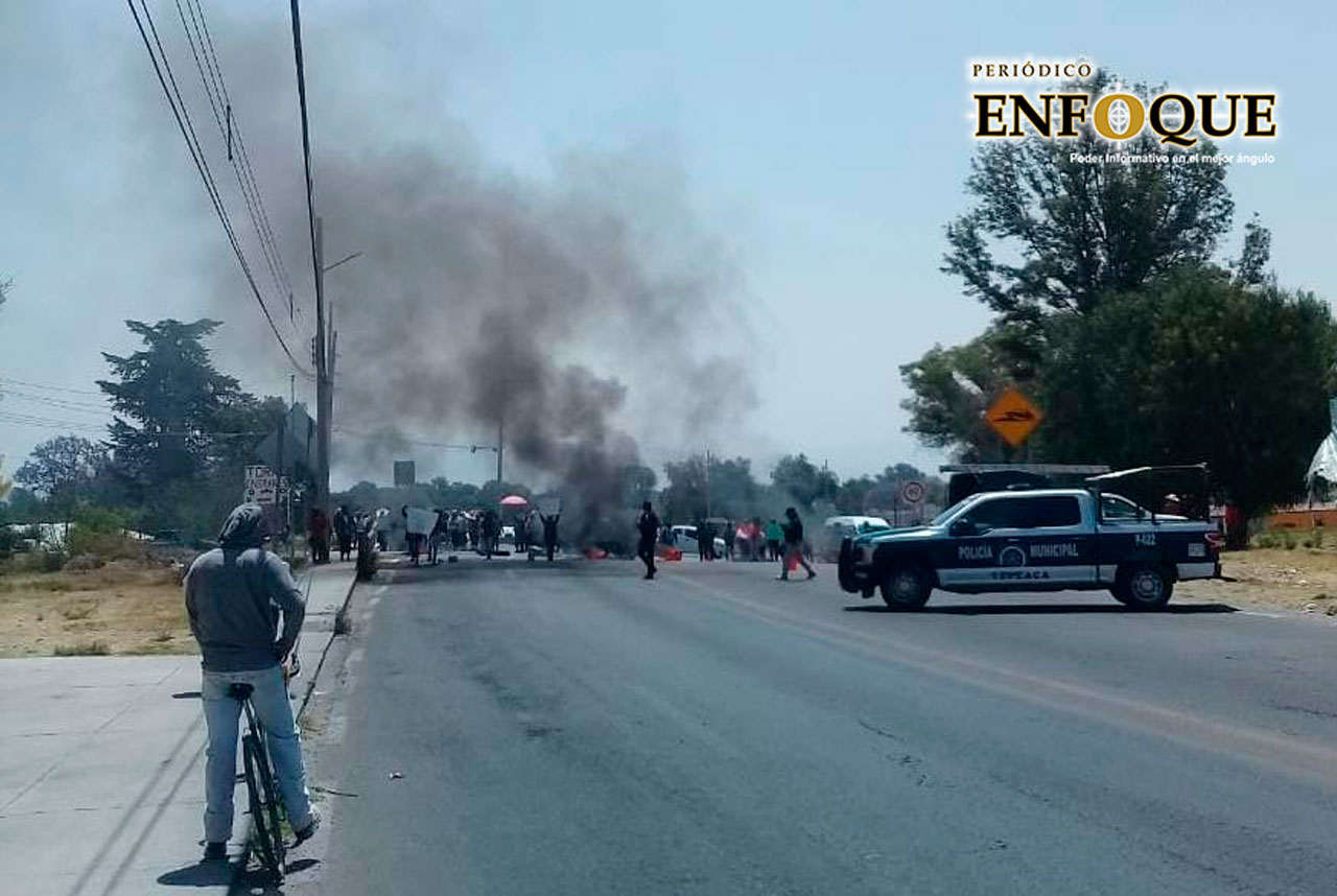 Padres de familia cierran carretera en Tepeaca, exigen intendente para primaria Hnos. Flores Magón 