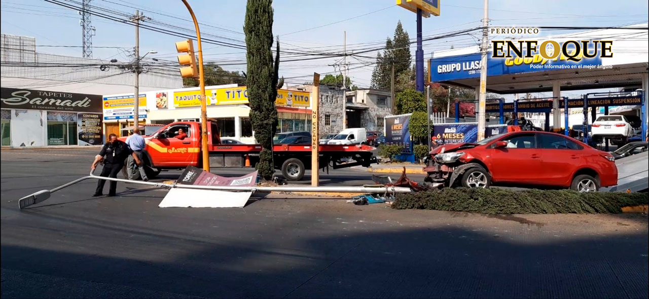 Joven perdió el control de su vehículo y se impactó contra un poste en el camellón 