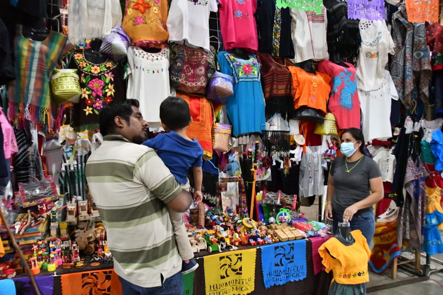 Con artesanías de Huamantla y la región quedó instalado El Pabellón Artesanal En El Recinto Ferial