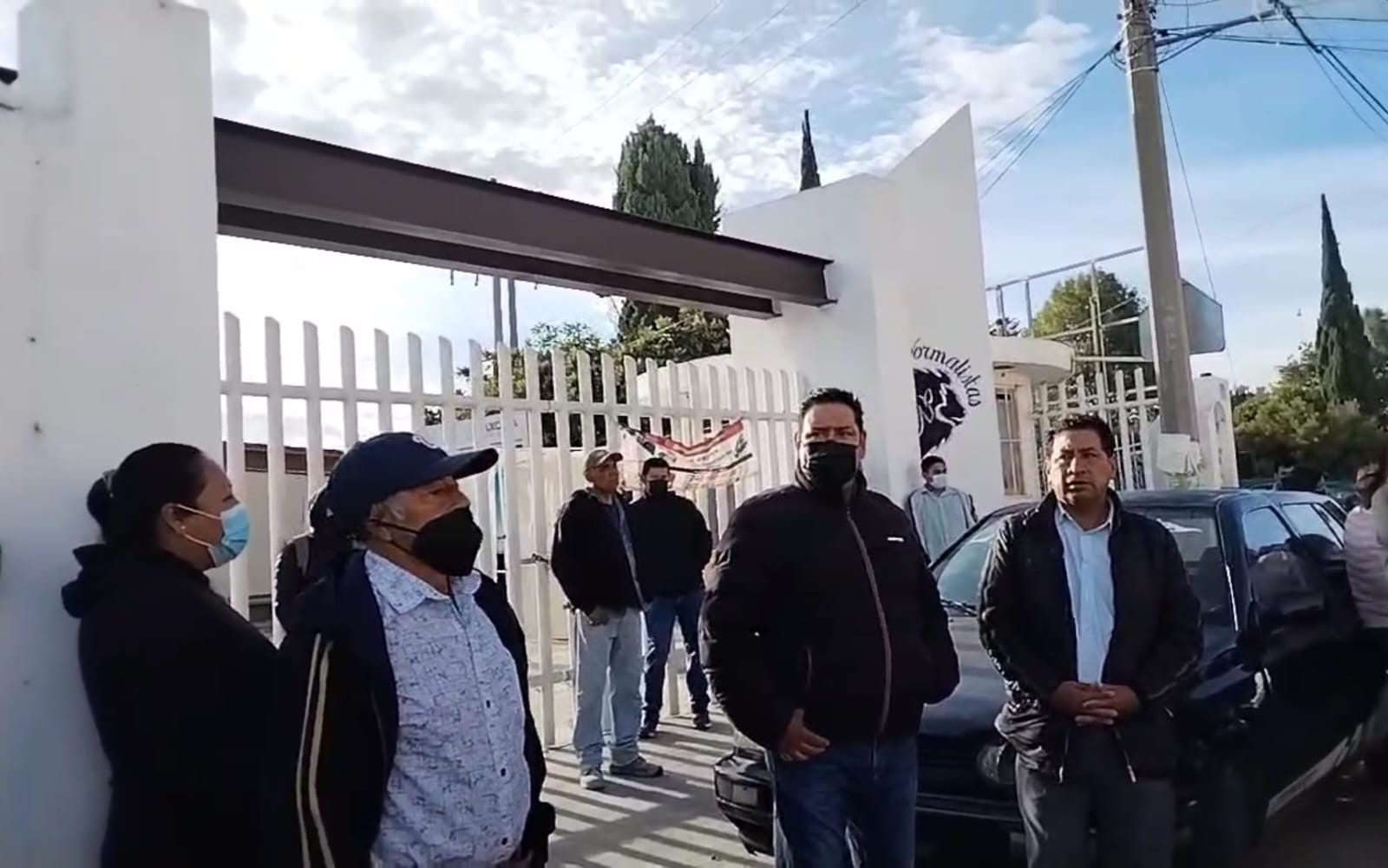 Por "fraude" escolar, cierran paterfamilias escuela Normal de Santa Apolonia Teacalco