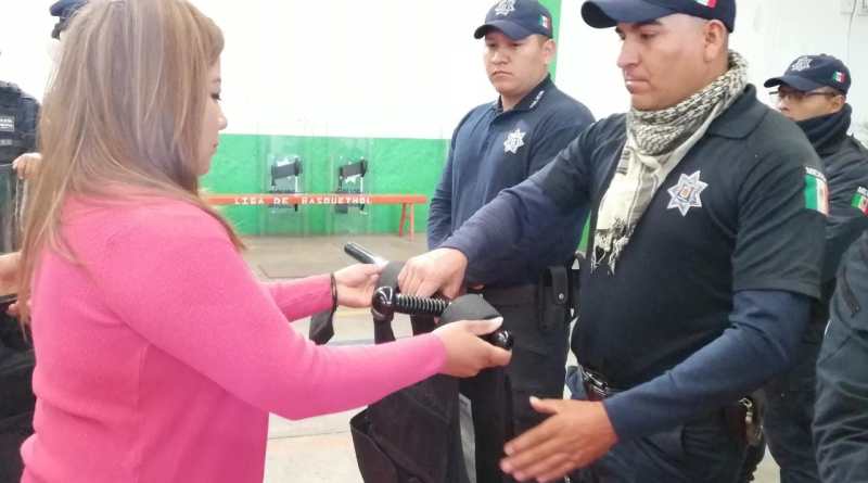 Ayuntamiento de Amaxac entrega equipo de antimotin a policías