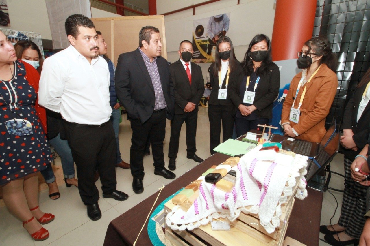 Presentaron alumnos de la UPTREP 17 proyectos en Expo Comercio