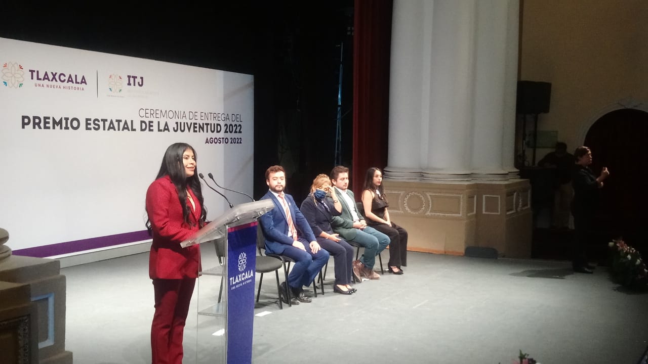 Entrega preseas LCC por el premio estatal de la juventud